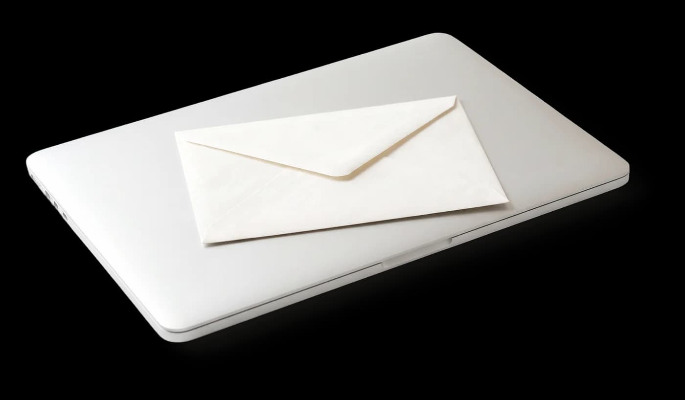 Envelope branco sobre um notebook fechado