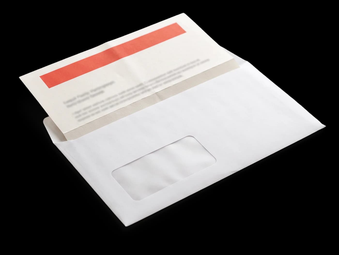 Carta impressa dobrada entrando em um envelope branco com janela