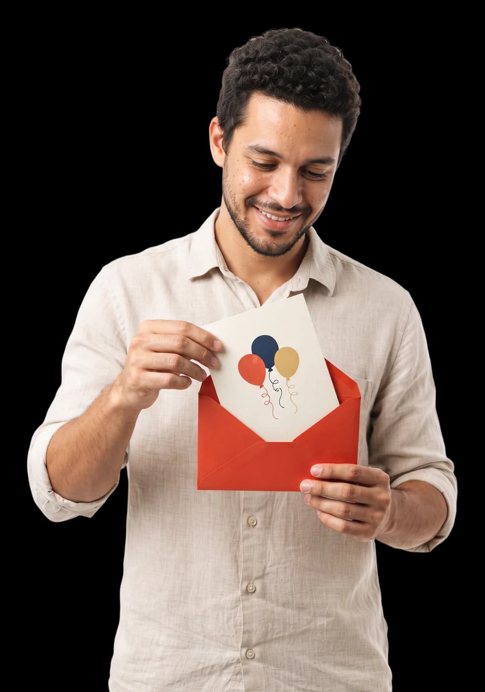 Homem sorrindo ao tirar um cartão de um envelope vermelho