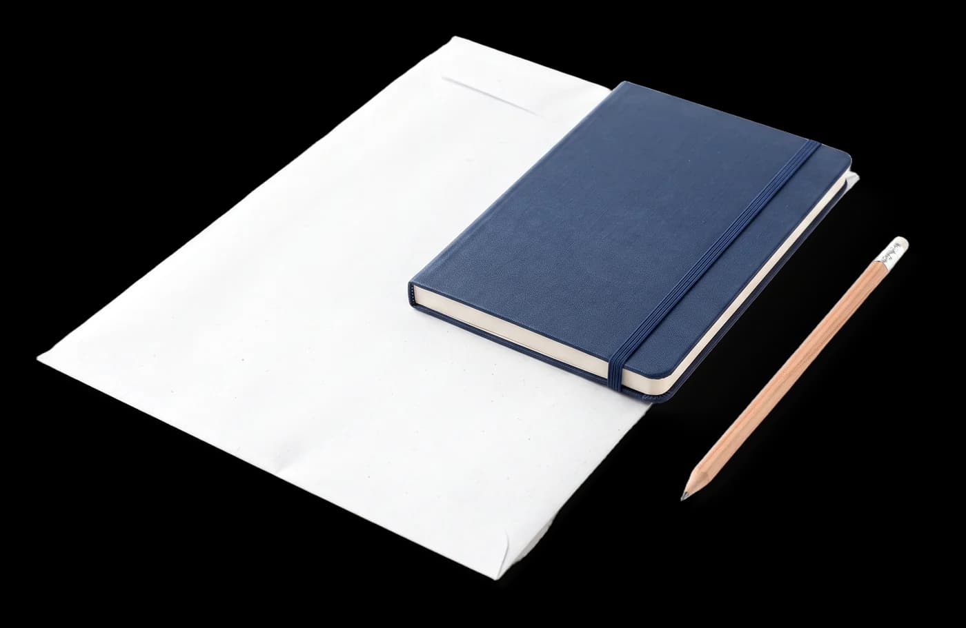 Envelope grande branco com caderno azul-marinho e lápis