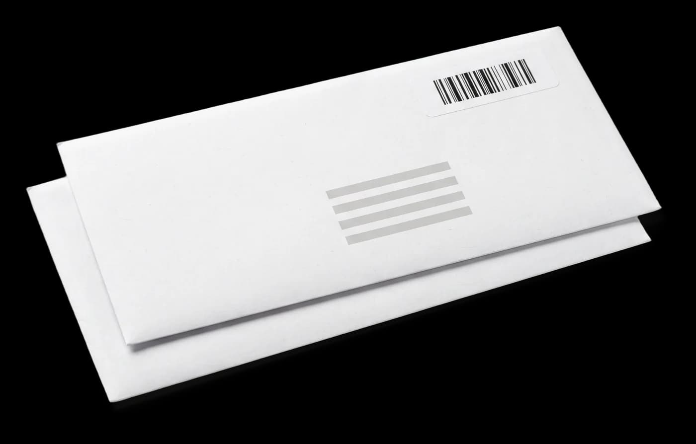 Envelope branco com etiqueta de código de barras