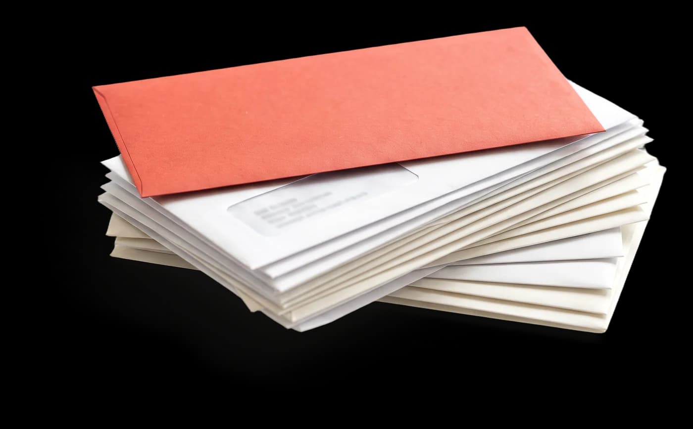 Pilha de envelopes brancos com janela e um envelope vermelho por cima
