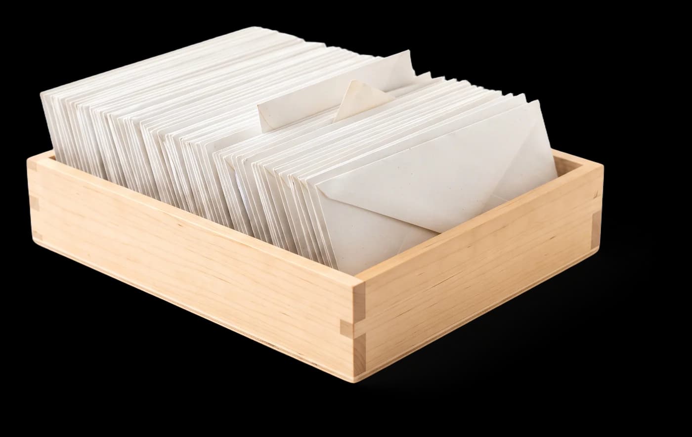 Caixa de madeira cheia de envelopes fechados