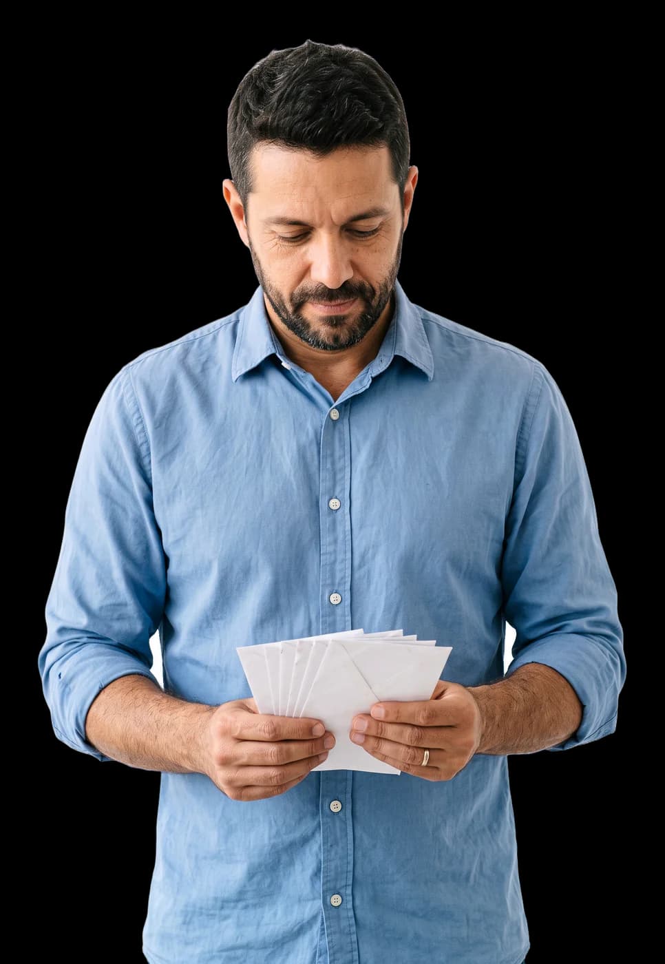 Homem segurando uma pequena pilha de envelopes