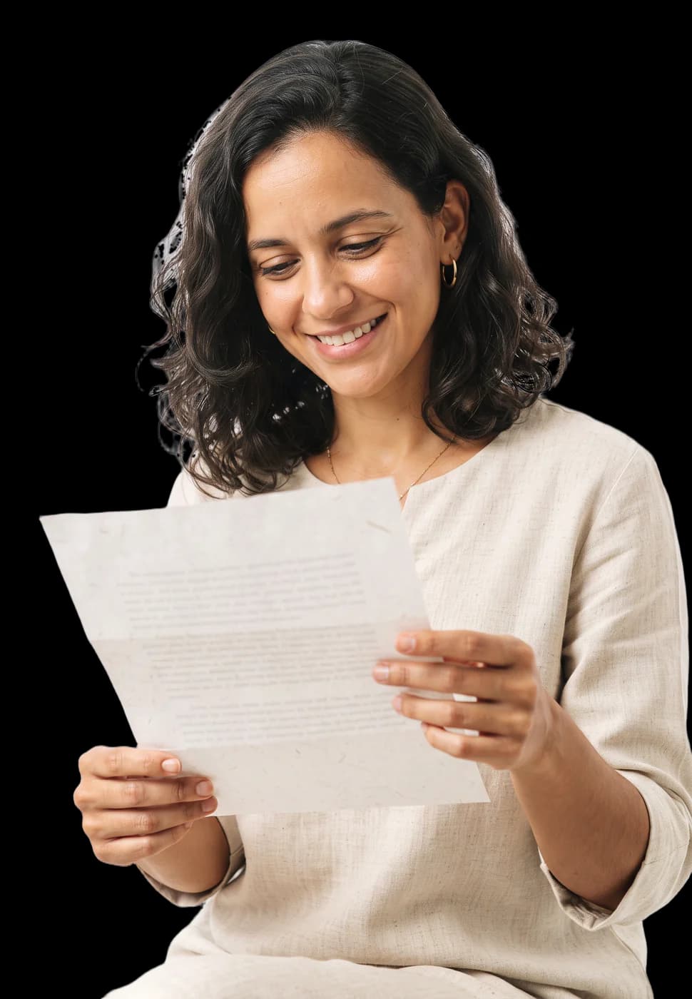 Mulher sorrindo enquanto lê uma carta